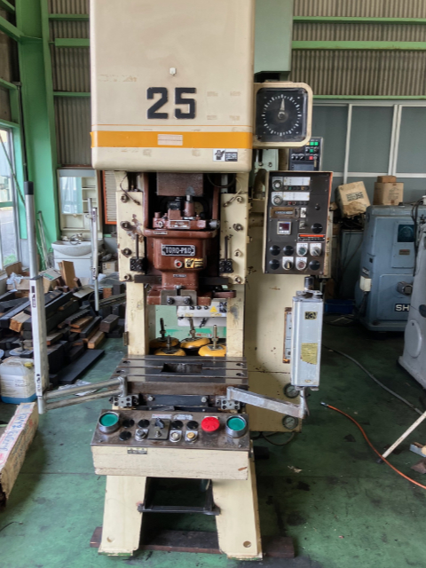 207284 プレス アマダ 1984 TP-25C-X2の写真1